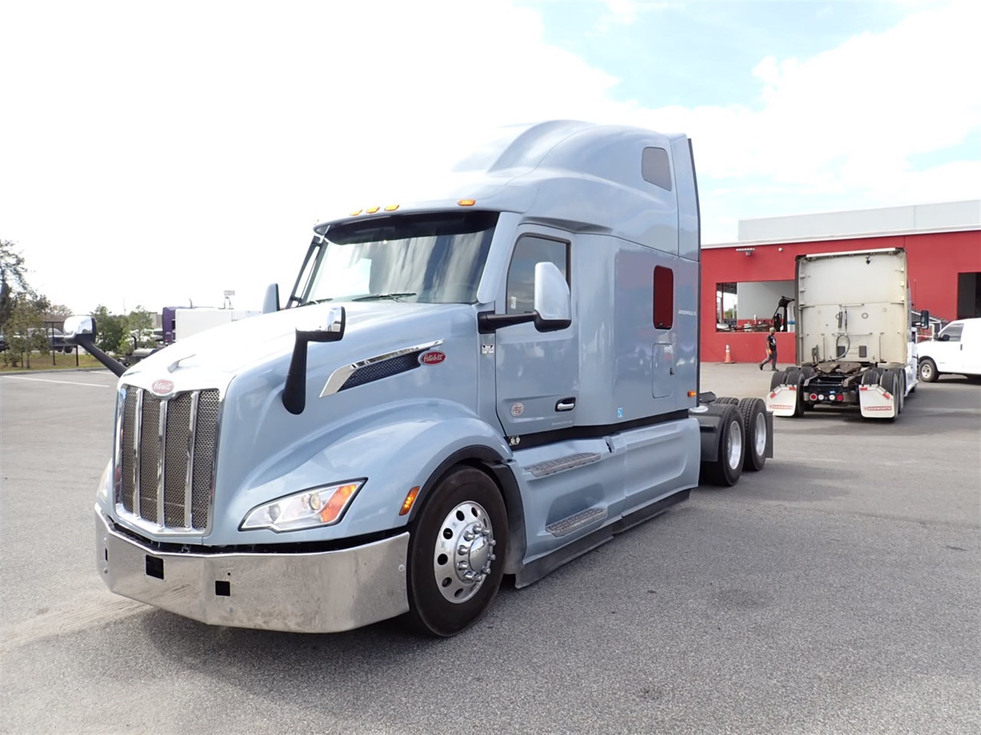 2024 Peterbilt 579 - image 2