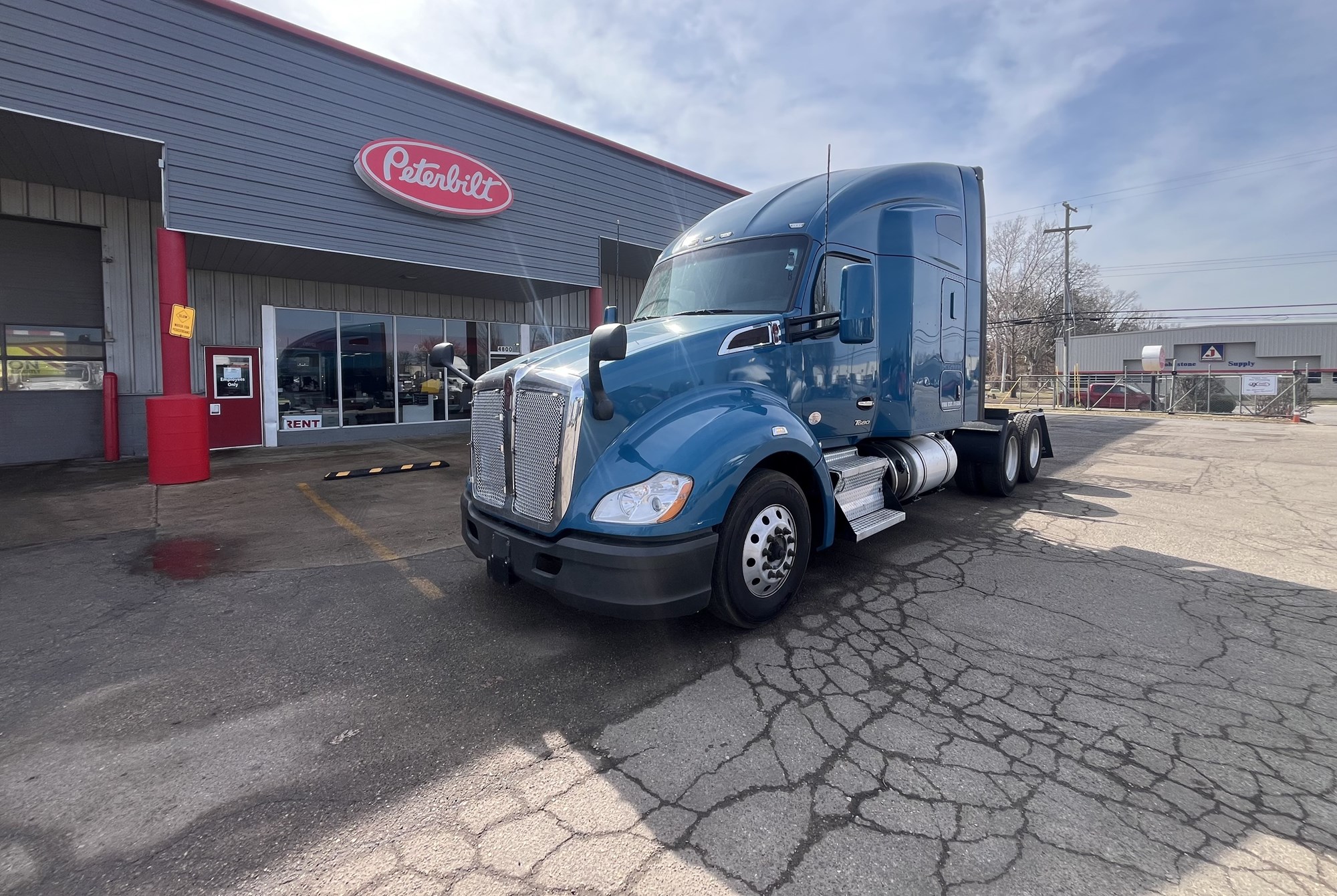 2022 Kenworth T680 - image 2