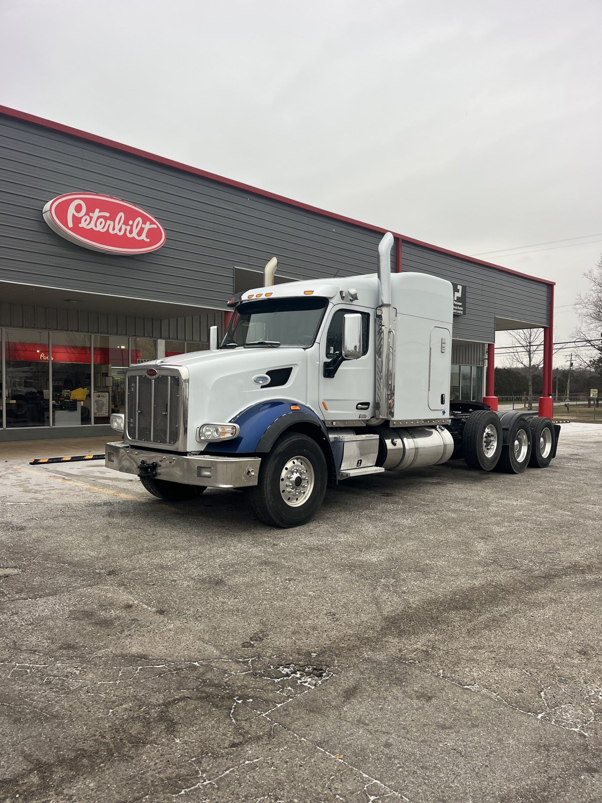 2020 Peterbilt 567 - image 2