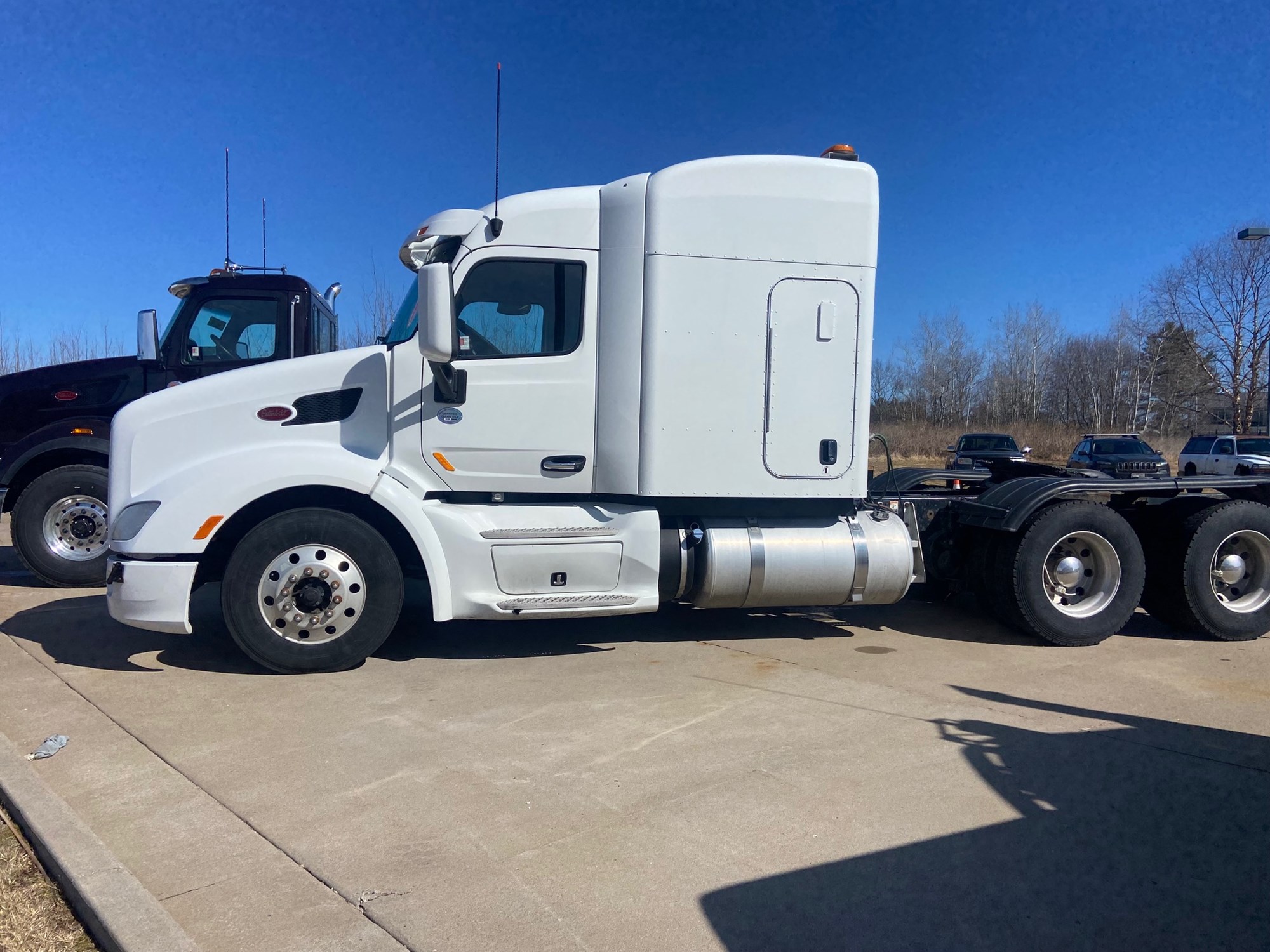 2015 Peterbilt 579 - image 2