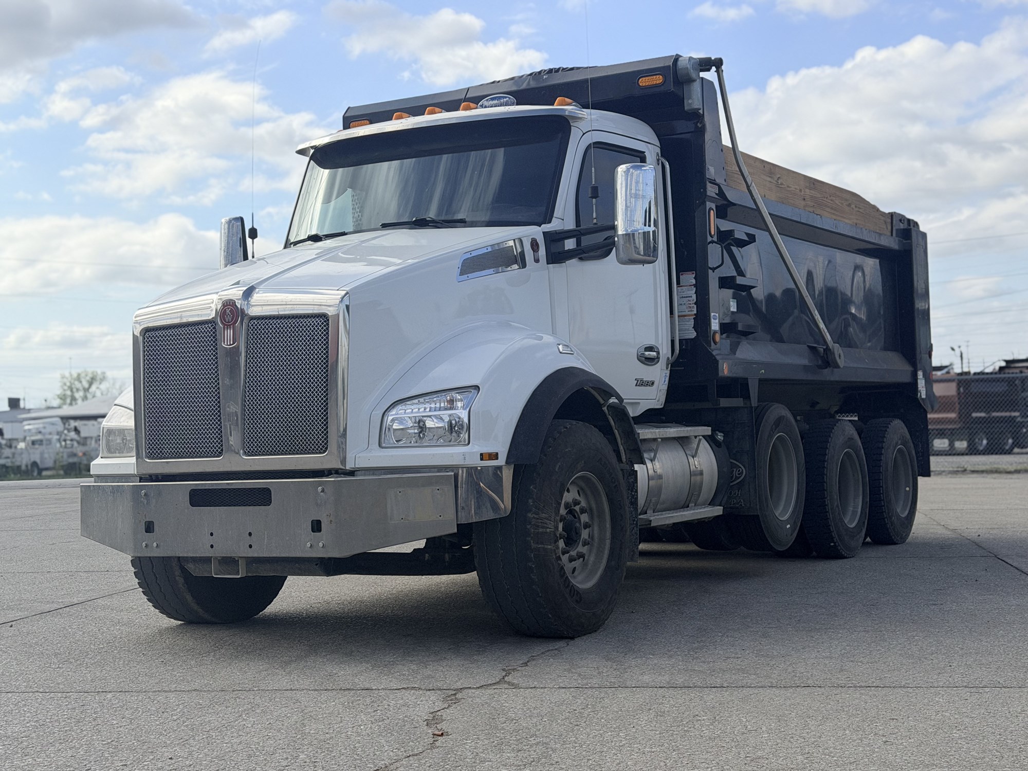 2022 Kenworth T880 - image 2