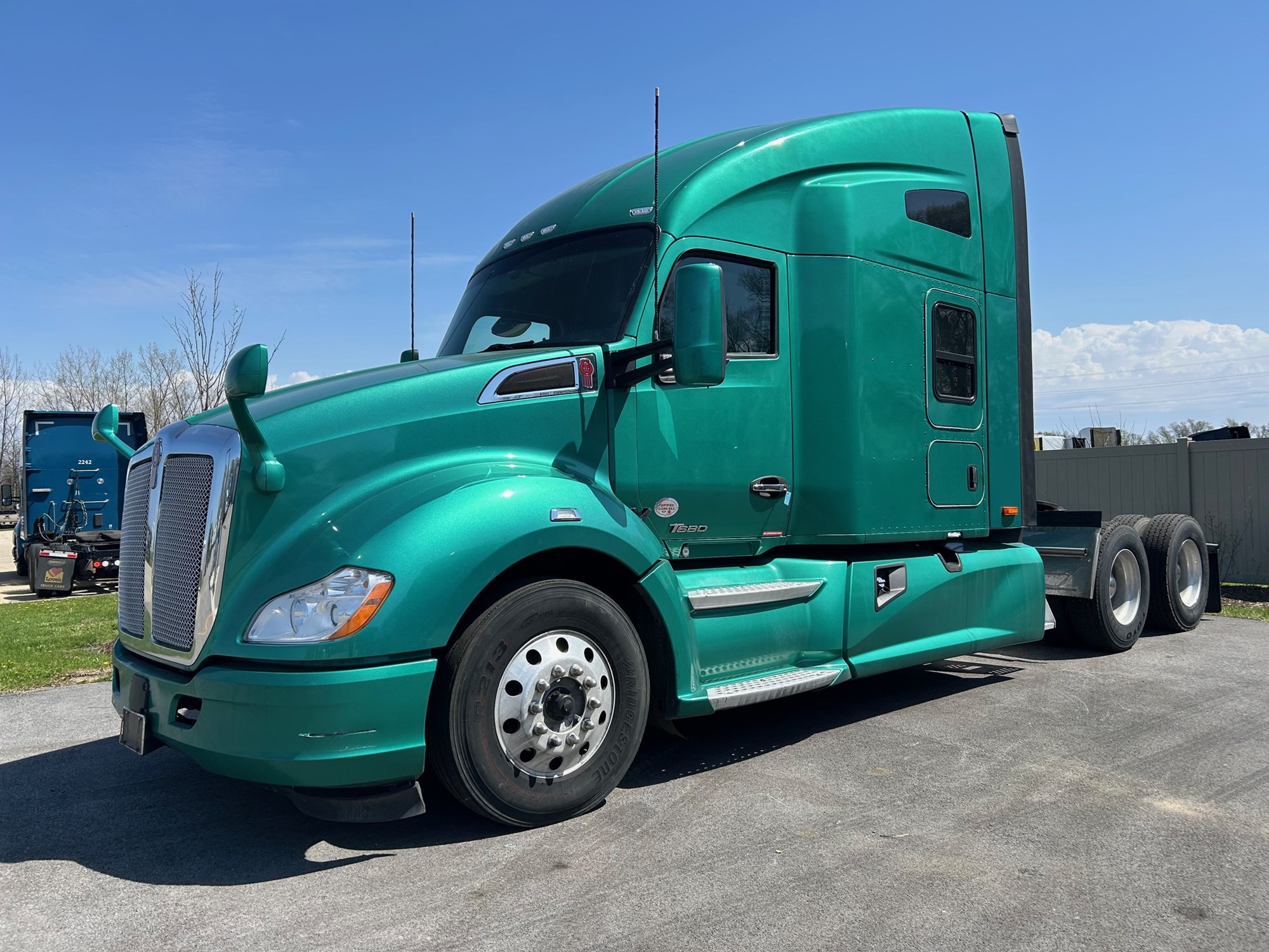 2022 Kenworth T680 in Bolingbrook — photo 2
