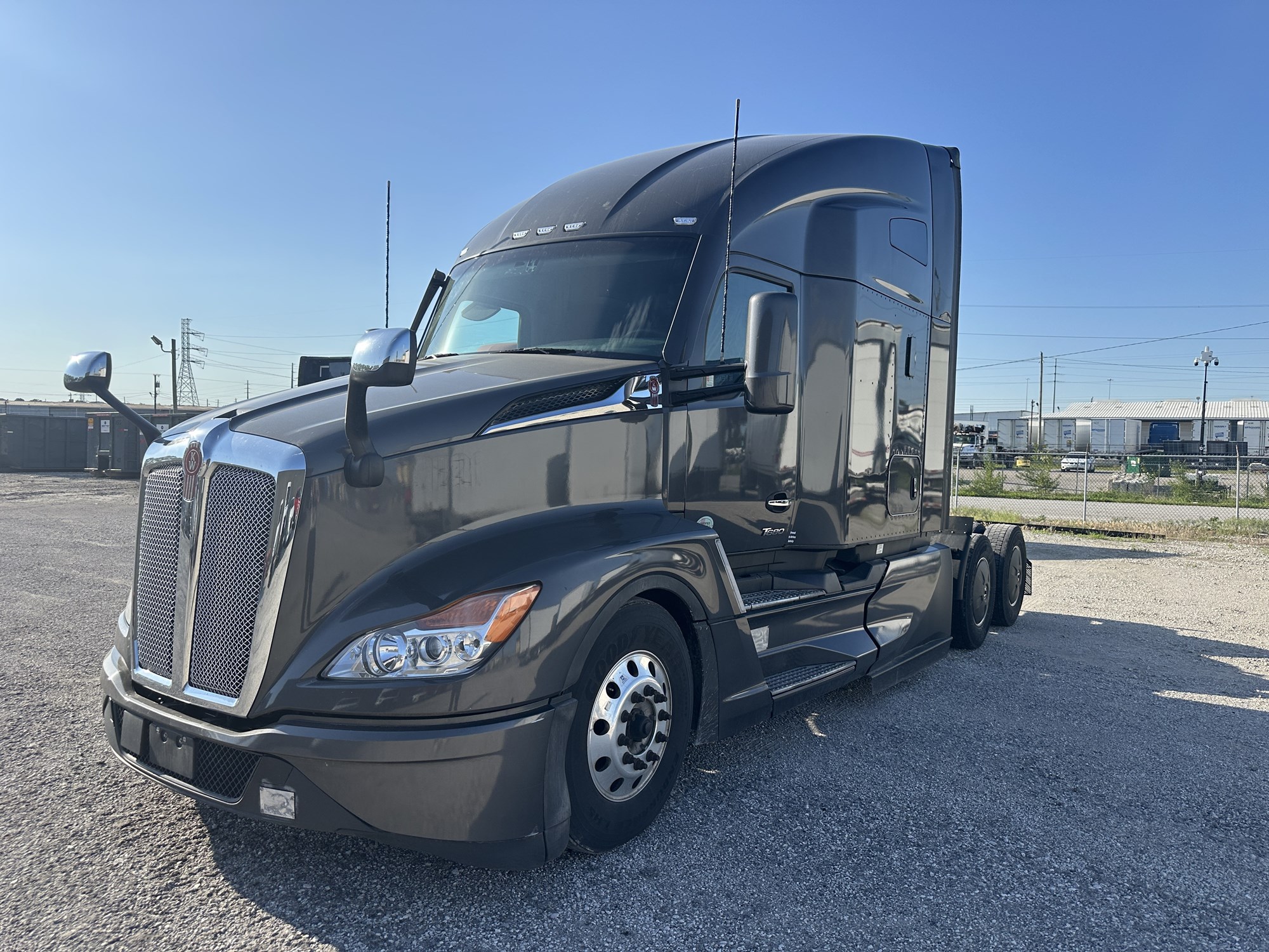 2022 Kenworth T680 in Indianapolis — photo 2
