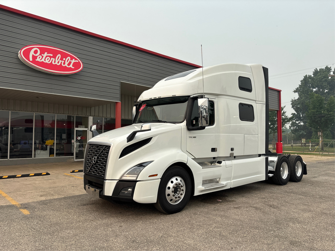 2023 Volvo VNL 860 in Grand Rapids — photo 2
