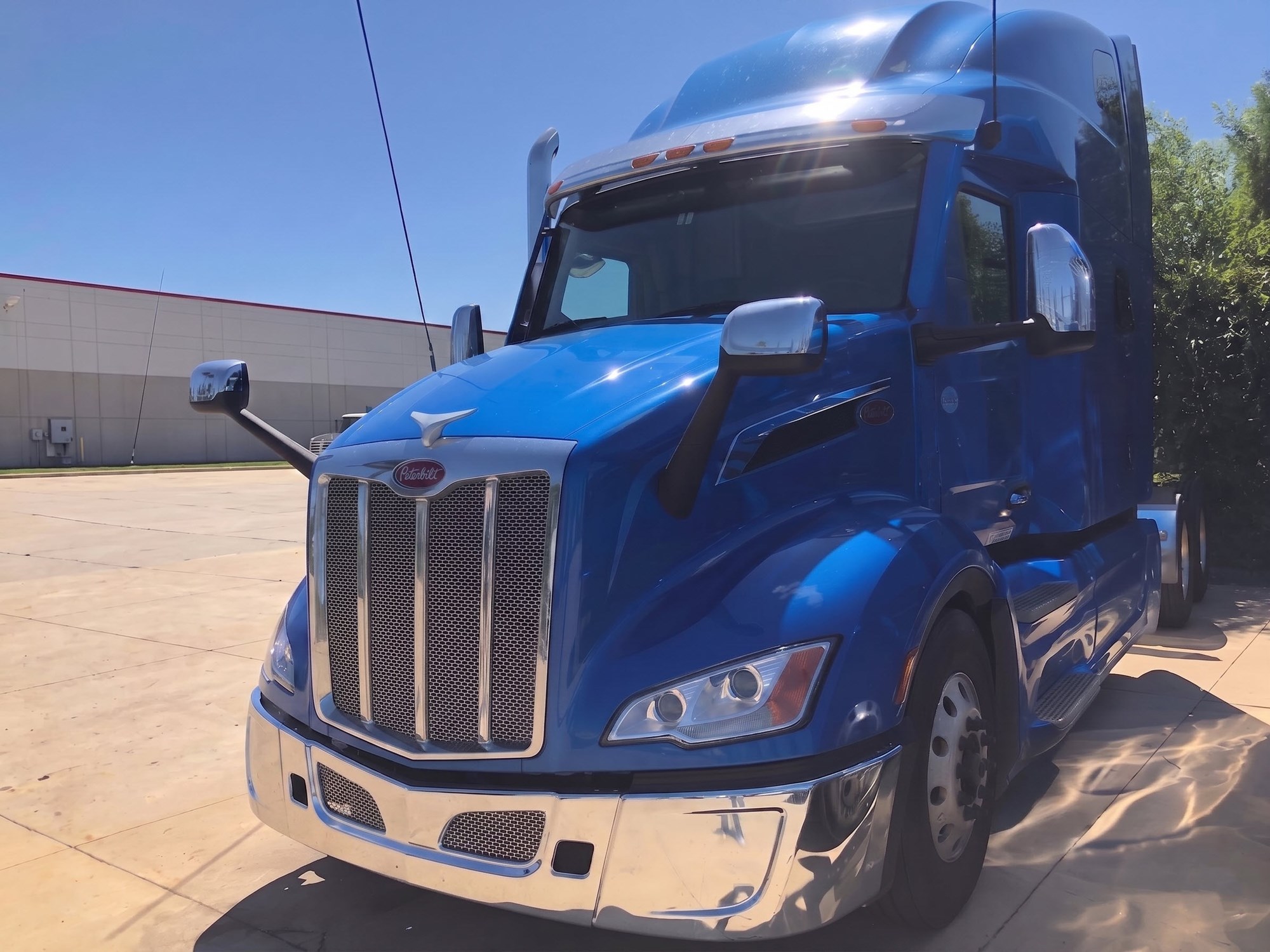 2023 Peterbilt 579 in Bolingbrook — photo 2