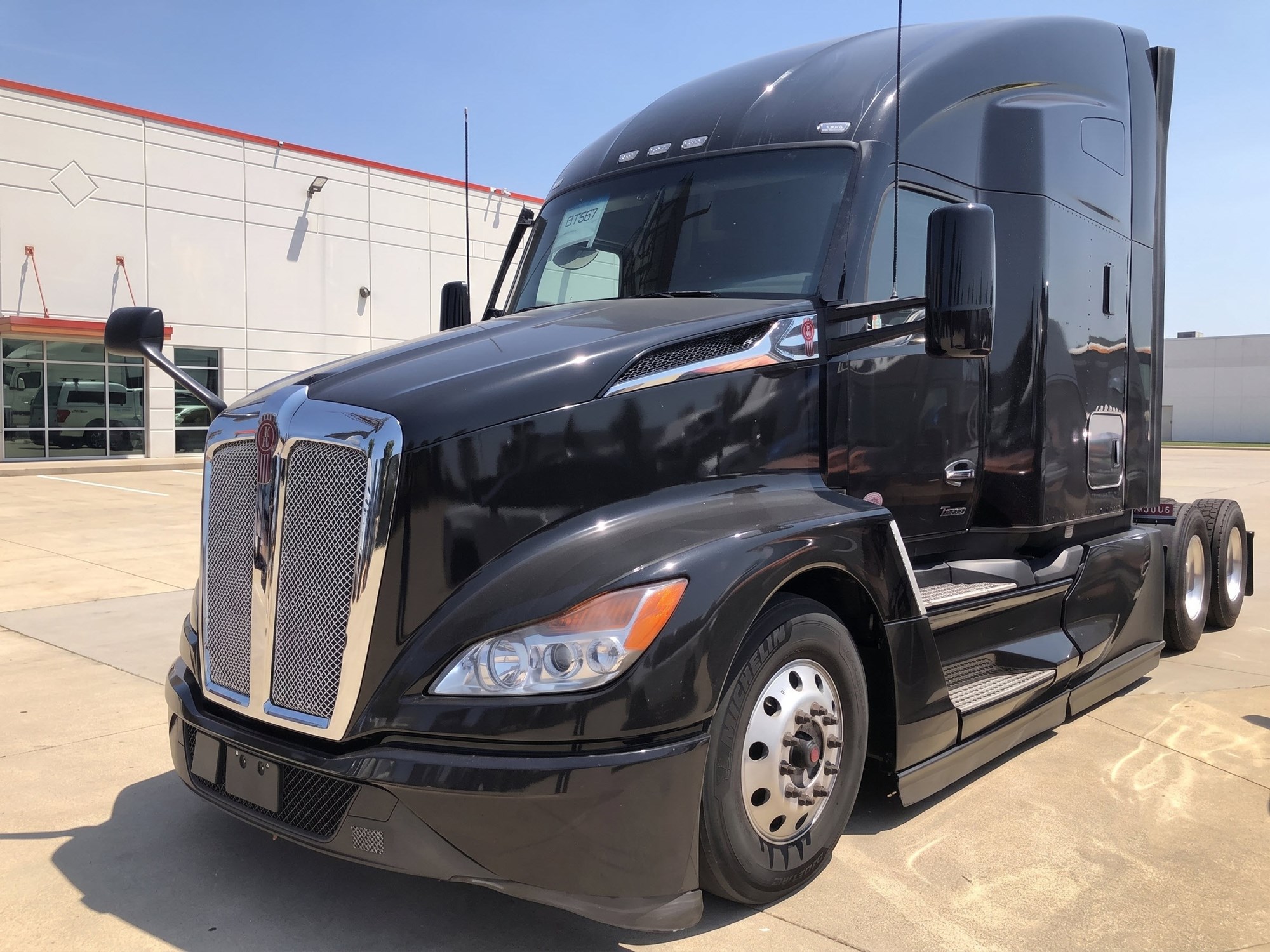 2023 Kenworth T680 in Bolingbrook — photo 2