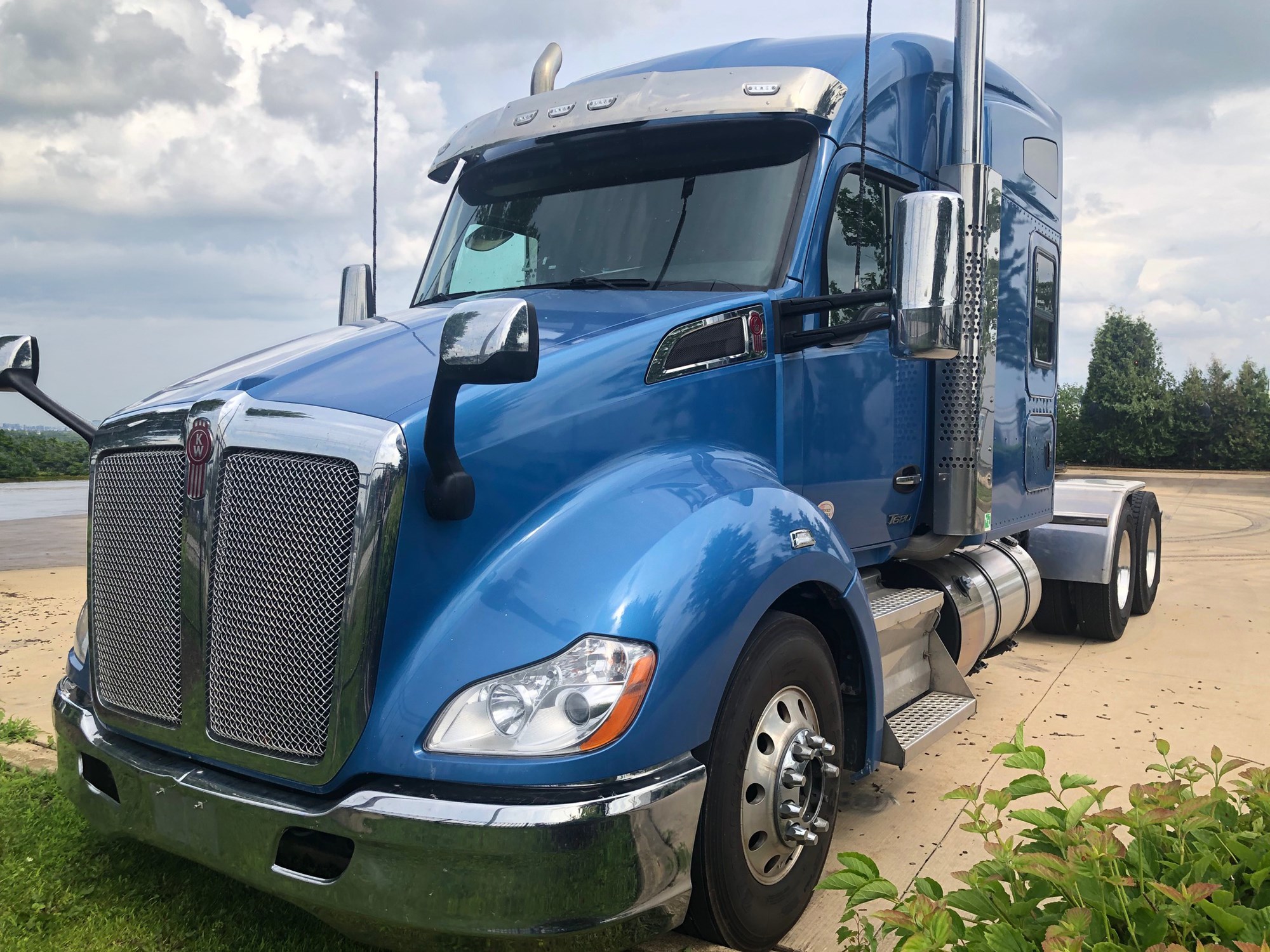 2022 Kenworth T680 in Bolingbrook — photo 2