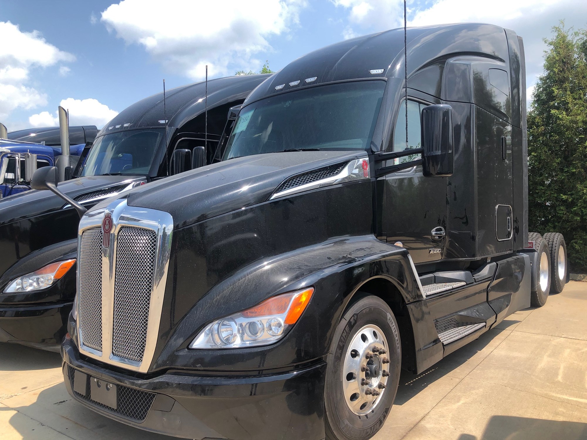 2023 Kenworth T680 in Bolingbrook — photo 2