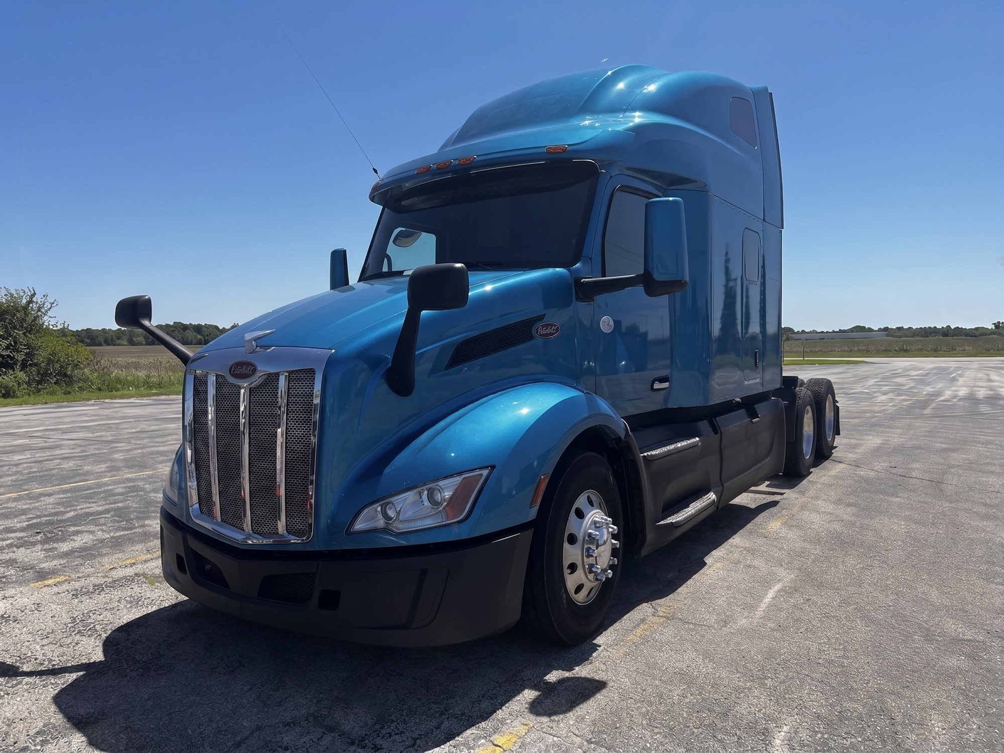 2022 Peterbilt 579 in Green Bay — photo 2