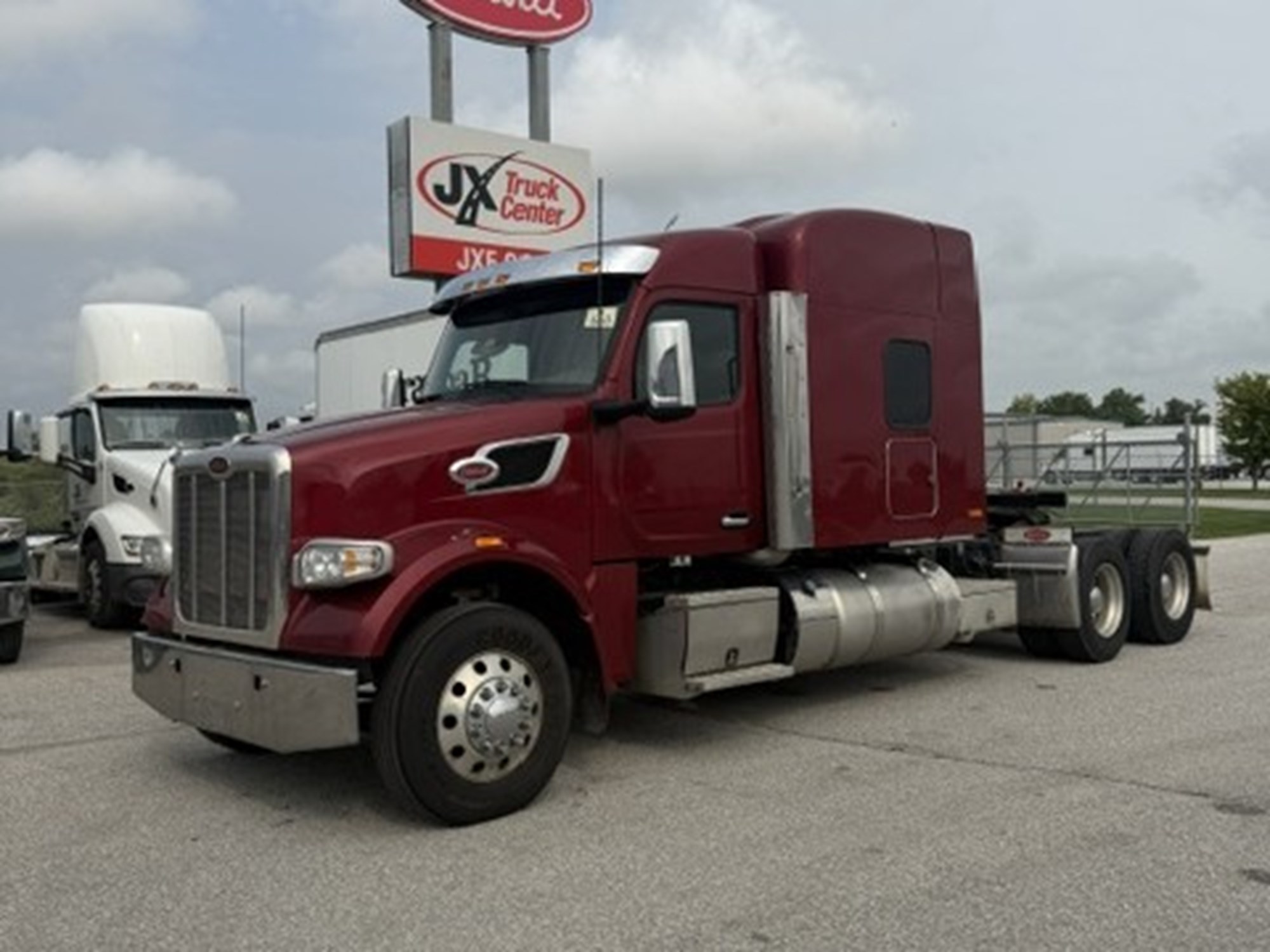 2023 Peterbilt 567 in Fort Wayne — photo 2