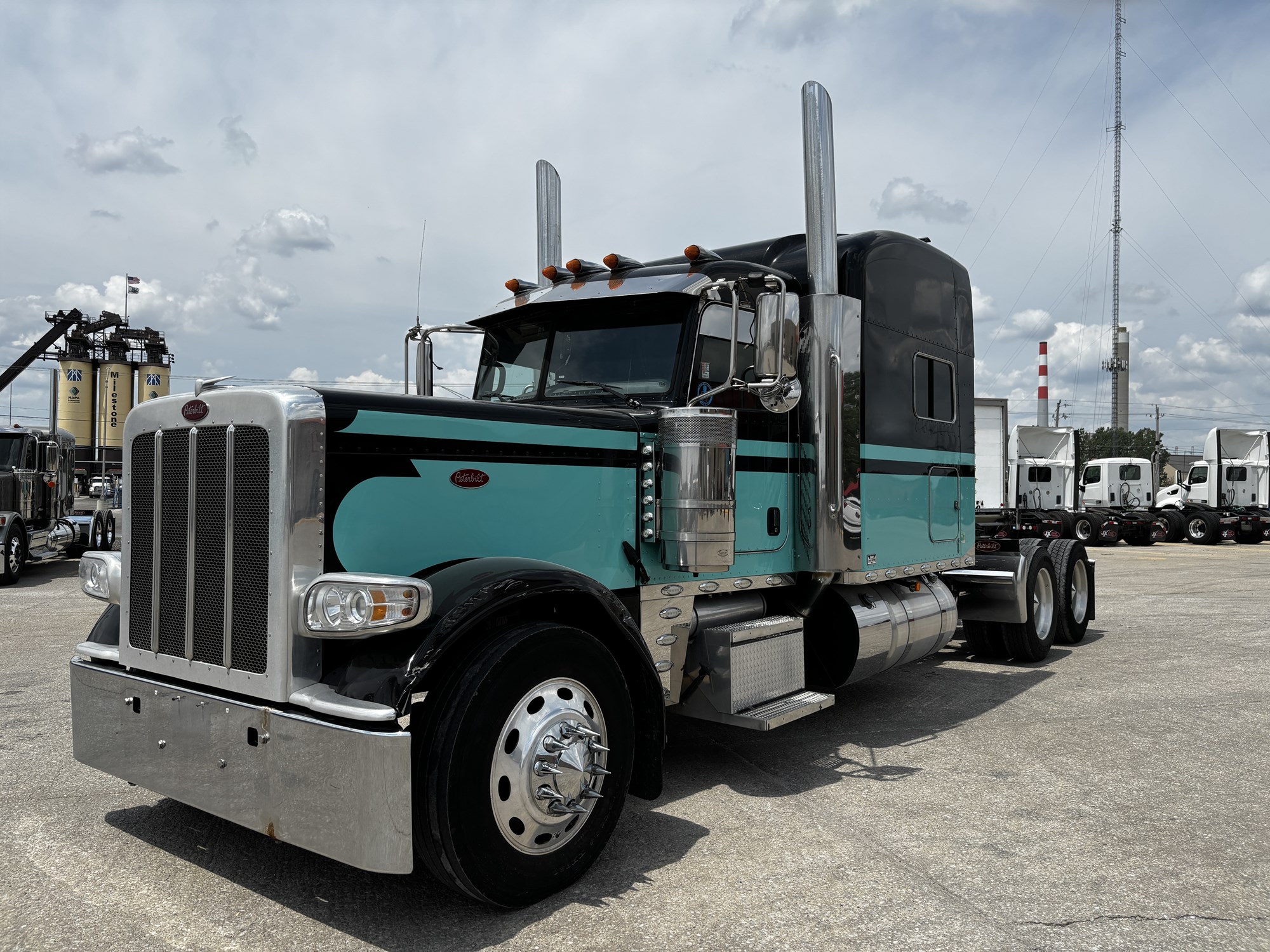 2023 Peterbilt 389 in Indianapolis — photo 2