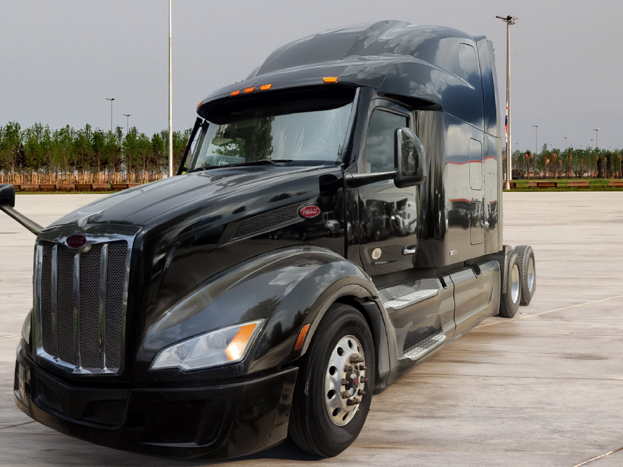 2023 Peterbilt 579 in Indianapolis — photo 2