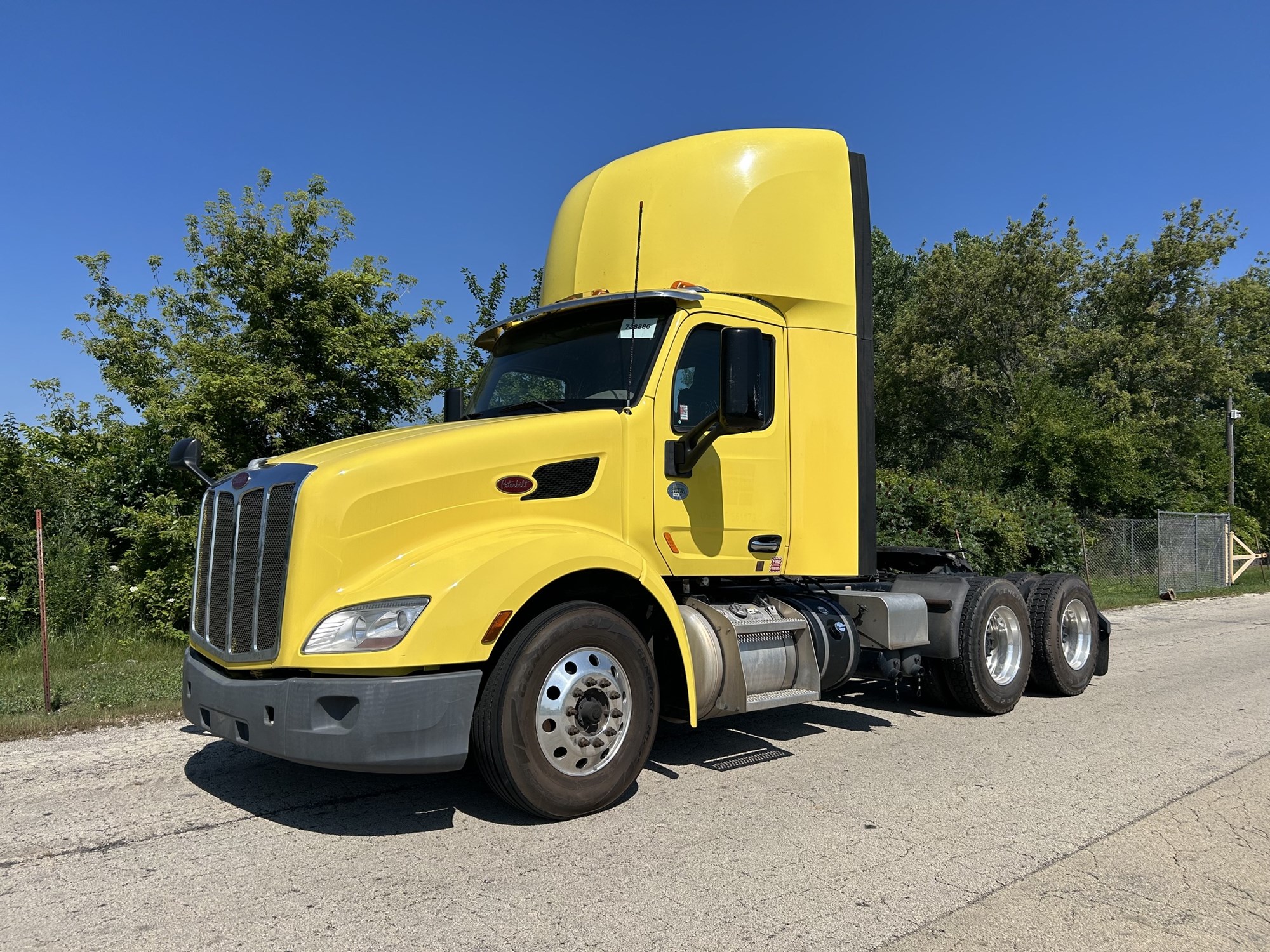 2021 Peterbilt 579 in Rockford — photo 2