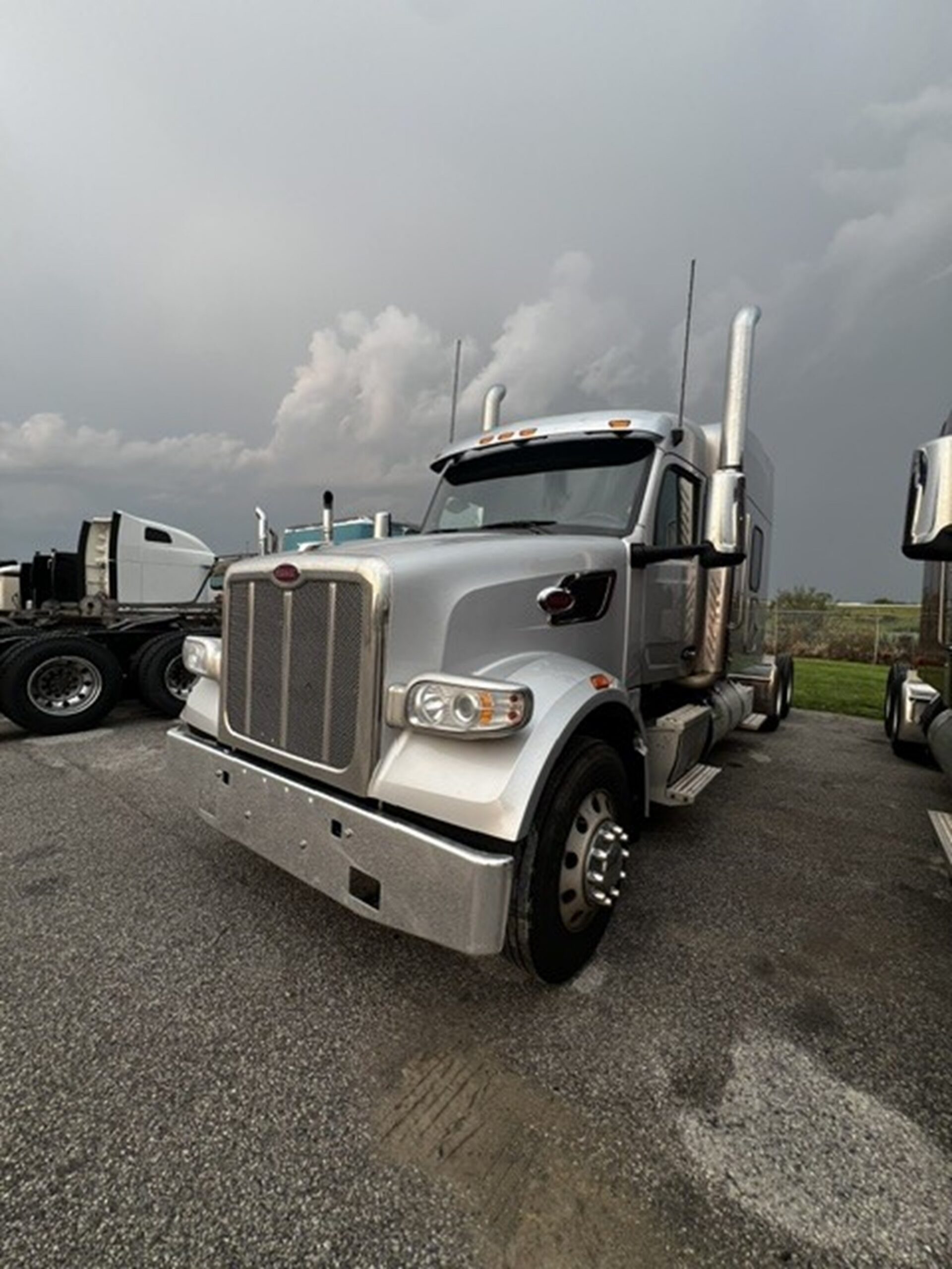 2023 Peterbilt 567 in Indianapolis — photo 2