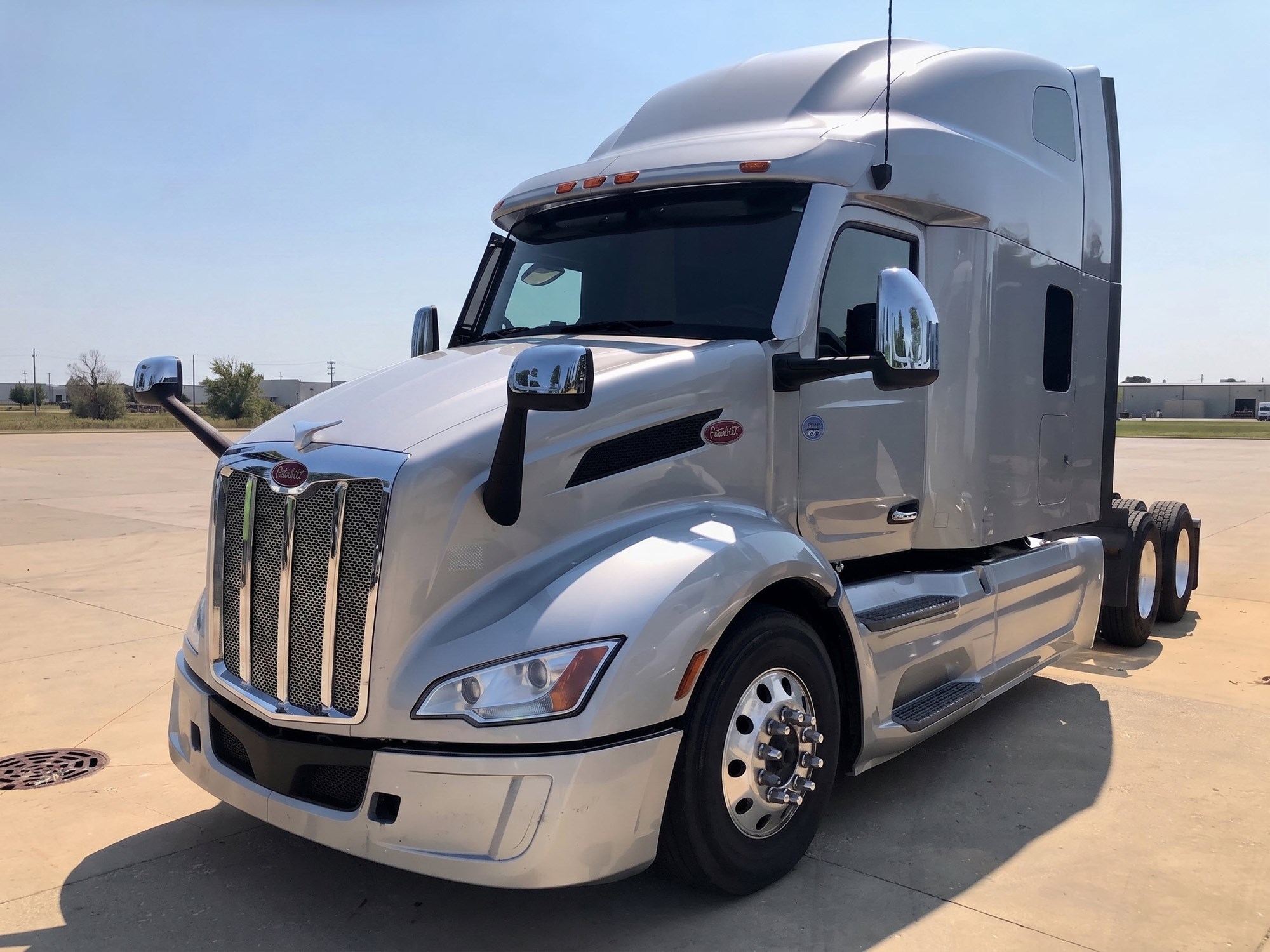 2022 Peterbilt 579 in Bolingbrook — photo 2