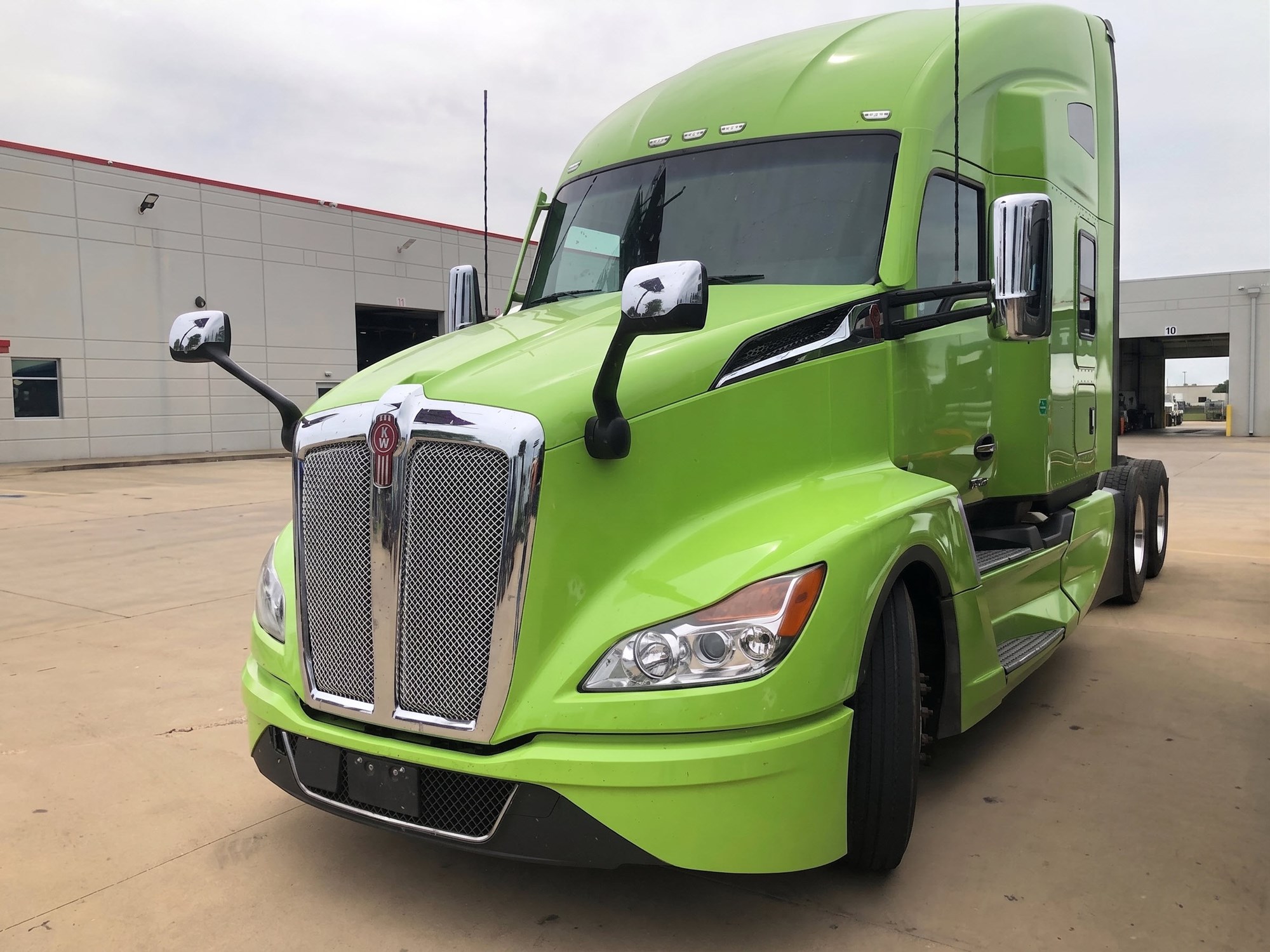 2023 Kenworth T680 in Bolingbrook — photo 2