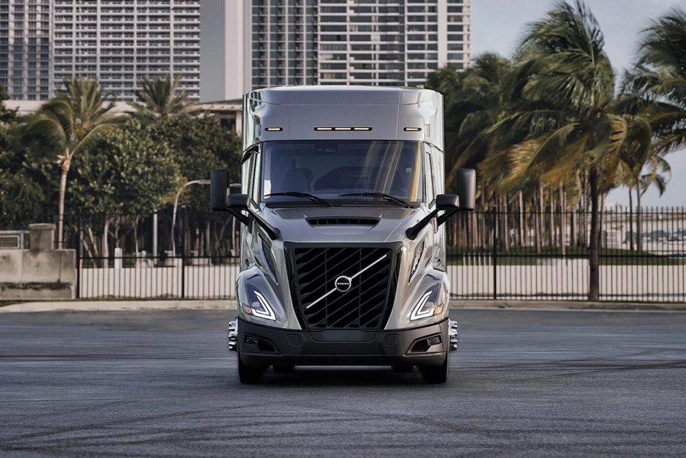 New Volvo VNR 440 chassis and side fairings view