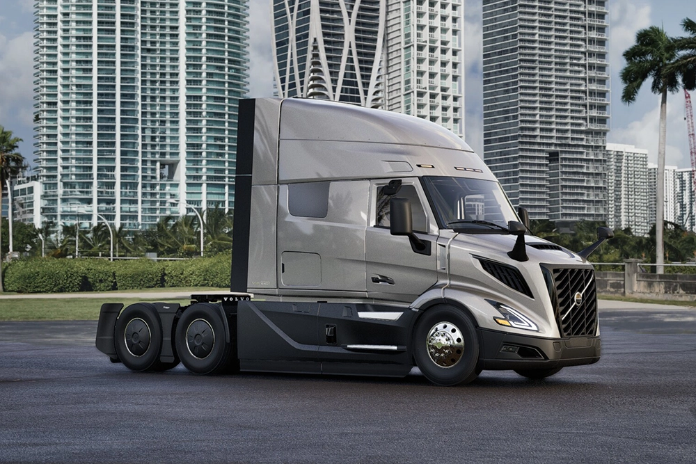 New Volvo VNR 640 mid-roof sleeper exterior view