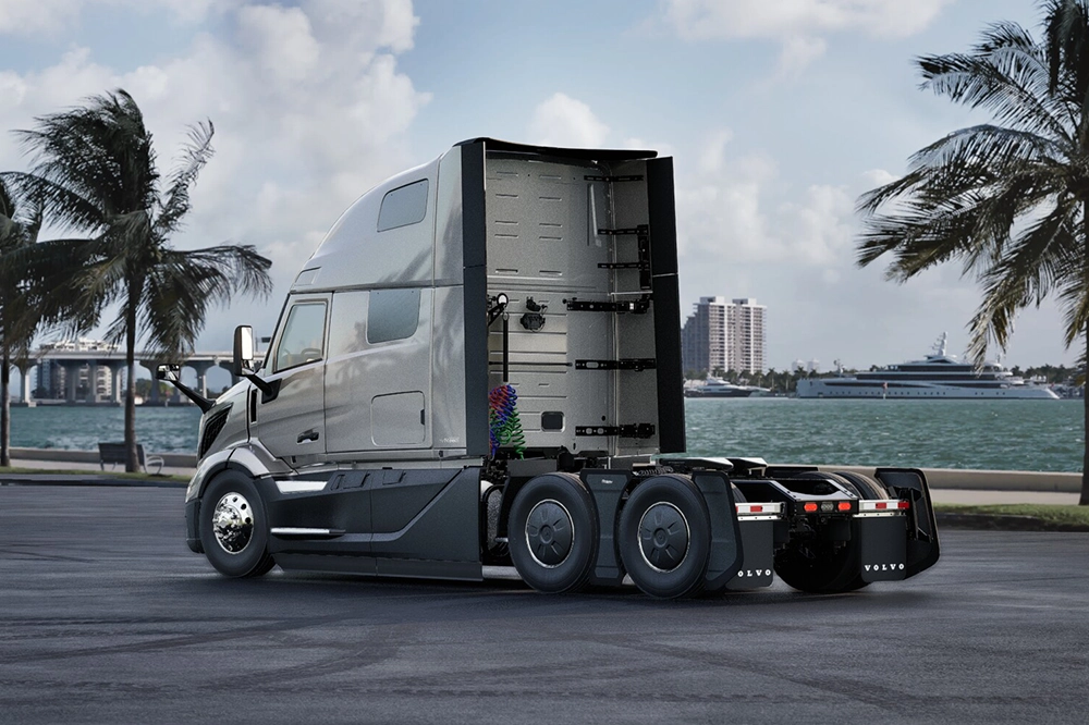 Used Volvo VNL 660 rear cab and sleeper exterior view