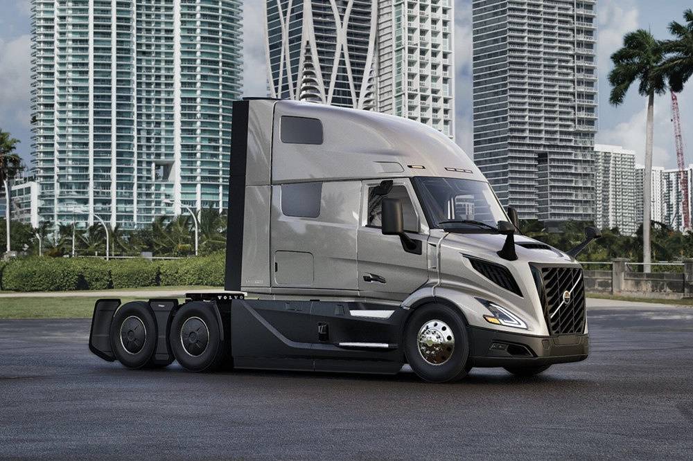 Used Volvo VNL 660 62-inch high-roof sleeper exterior view