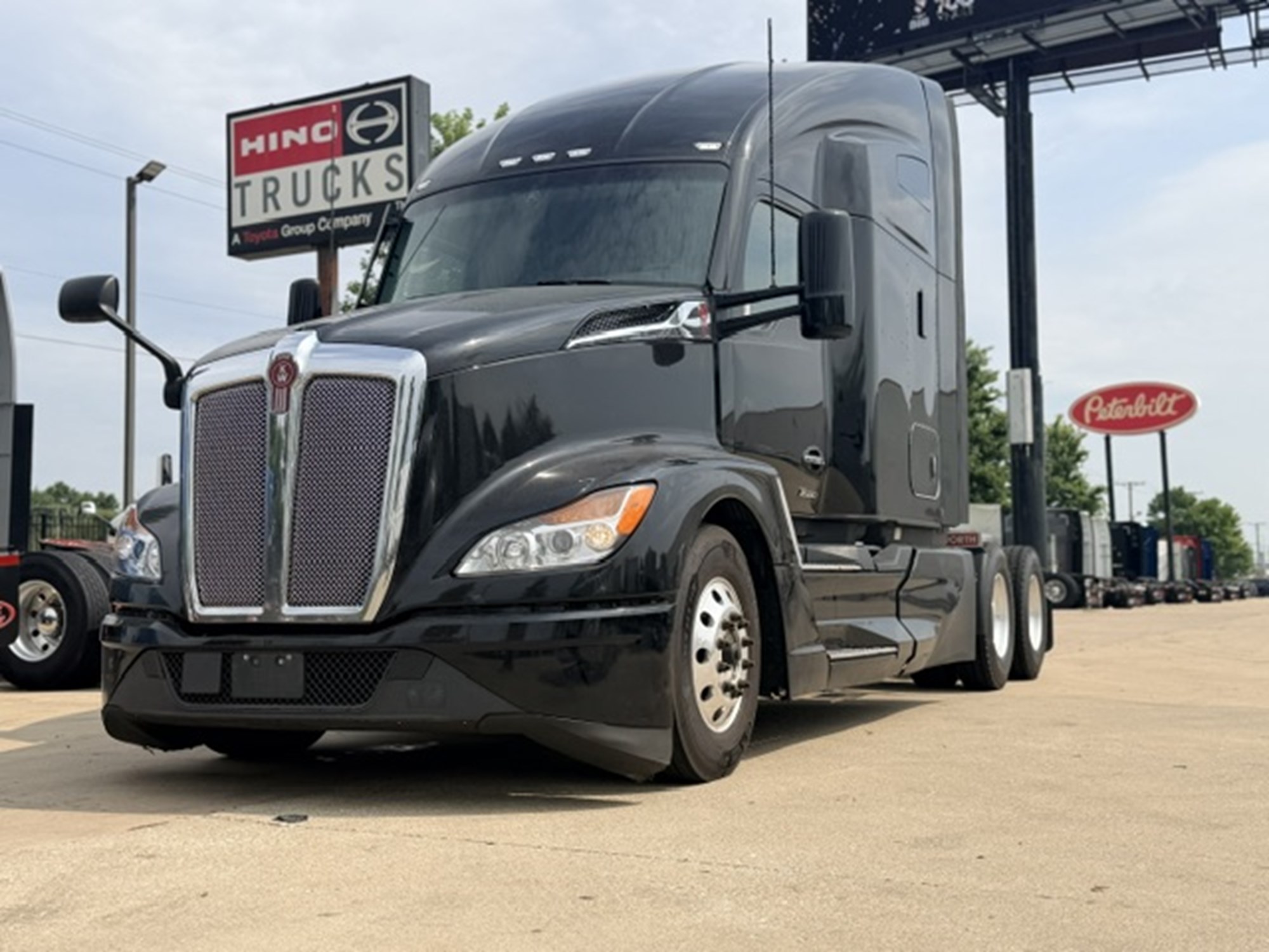 2023 Kenworth T680 in Bolingbrook — photo 2