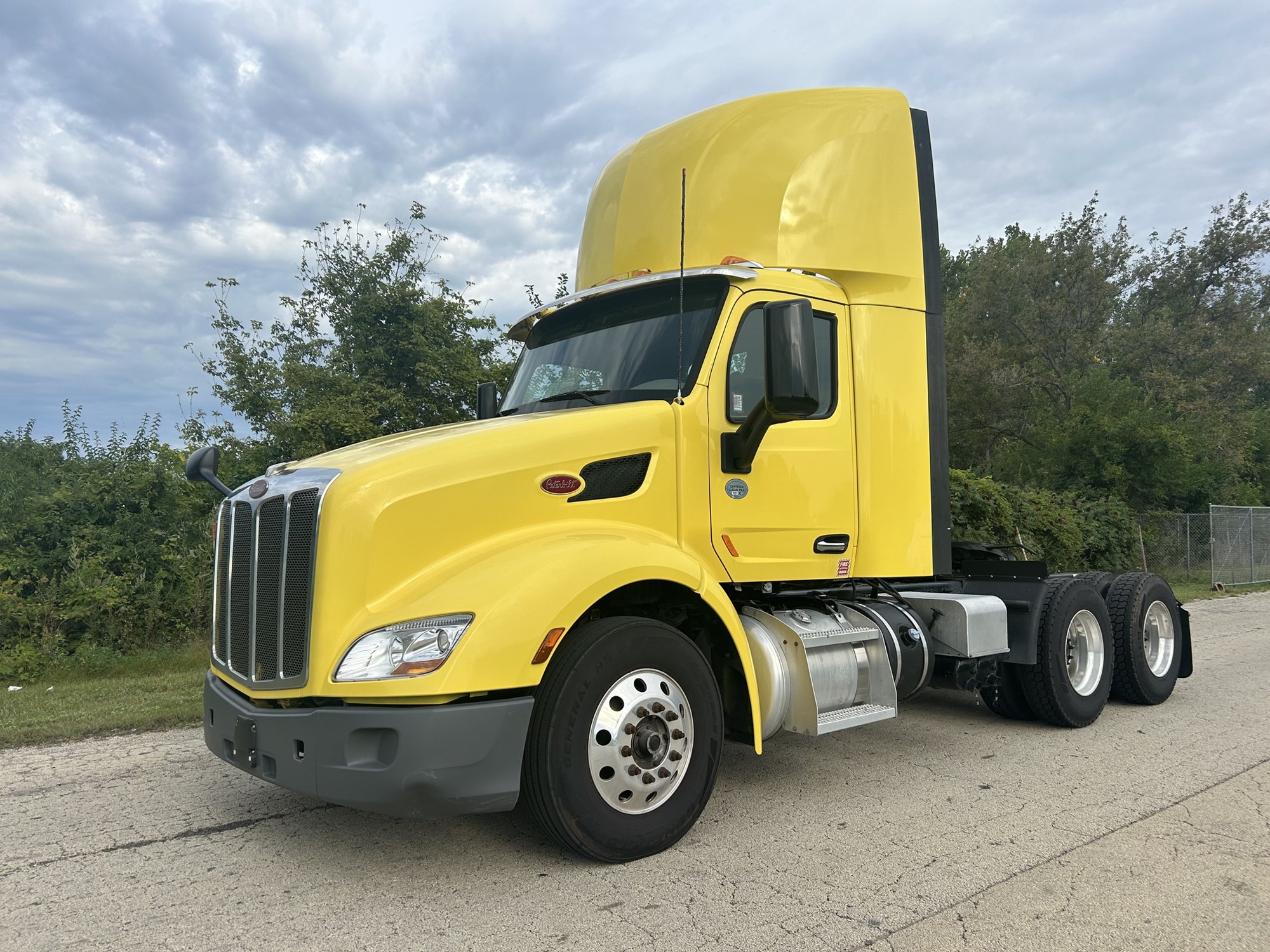 2021 Peterbilt 579 in Rockford — photo 2