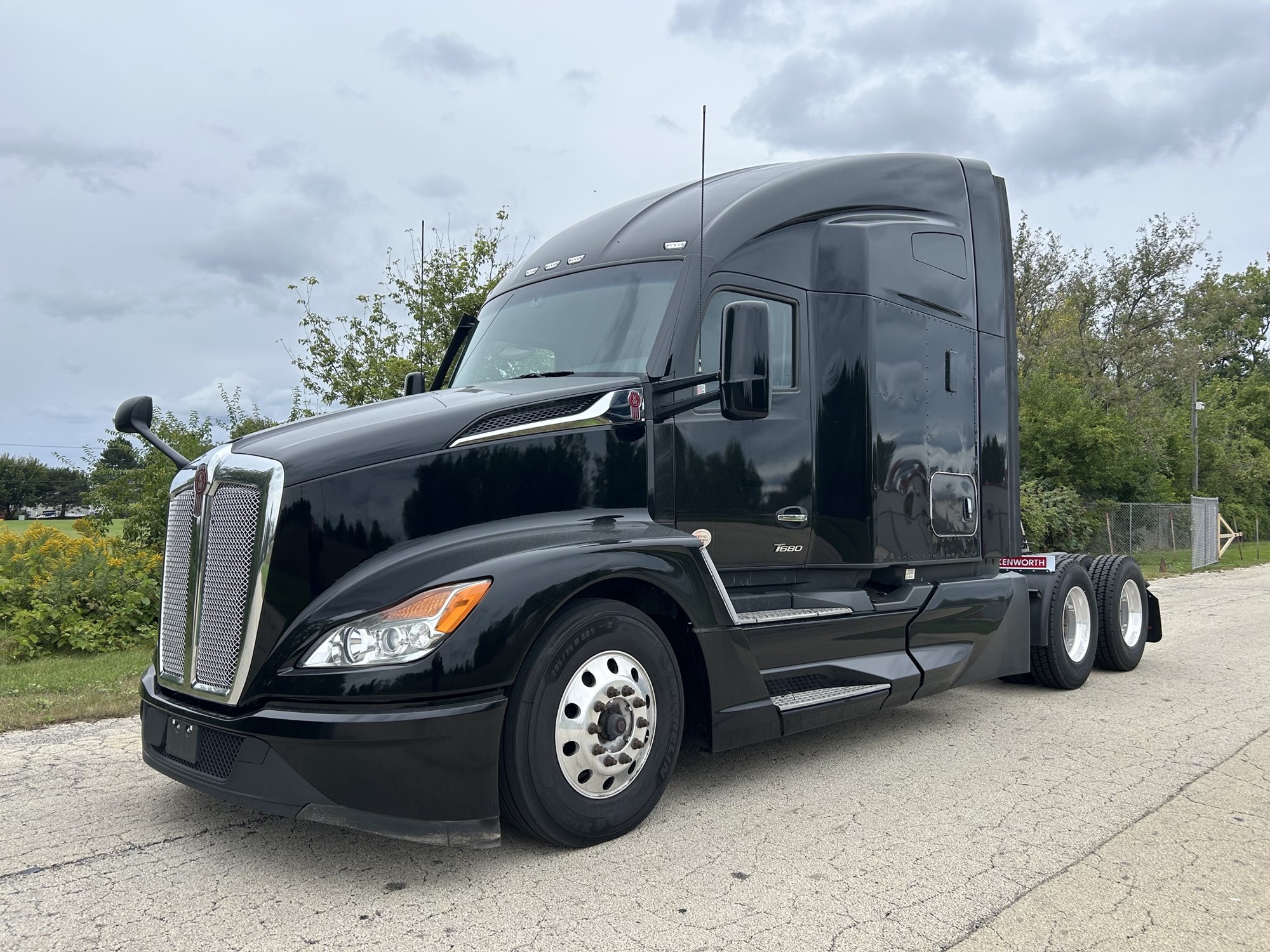 2023 Kenworth T680 in Rockford — photo 2