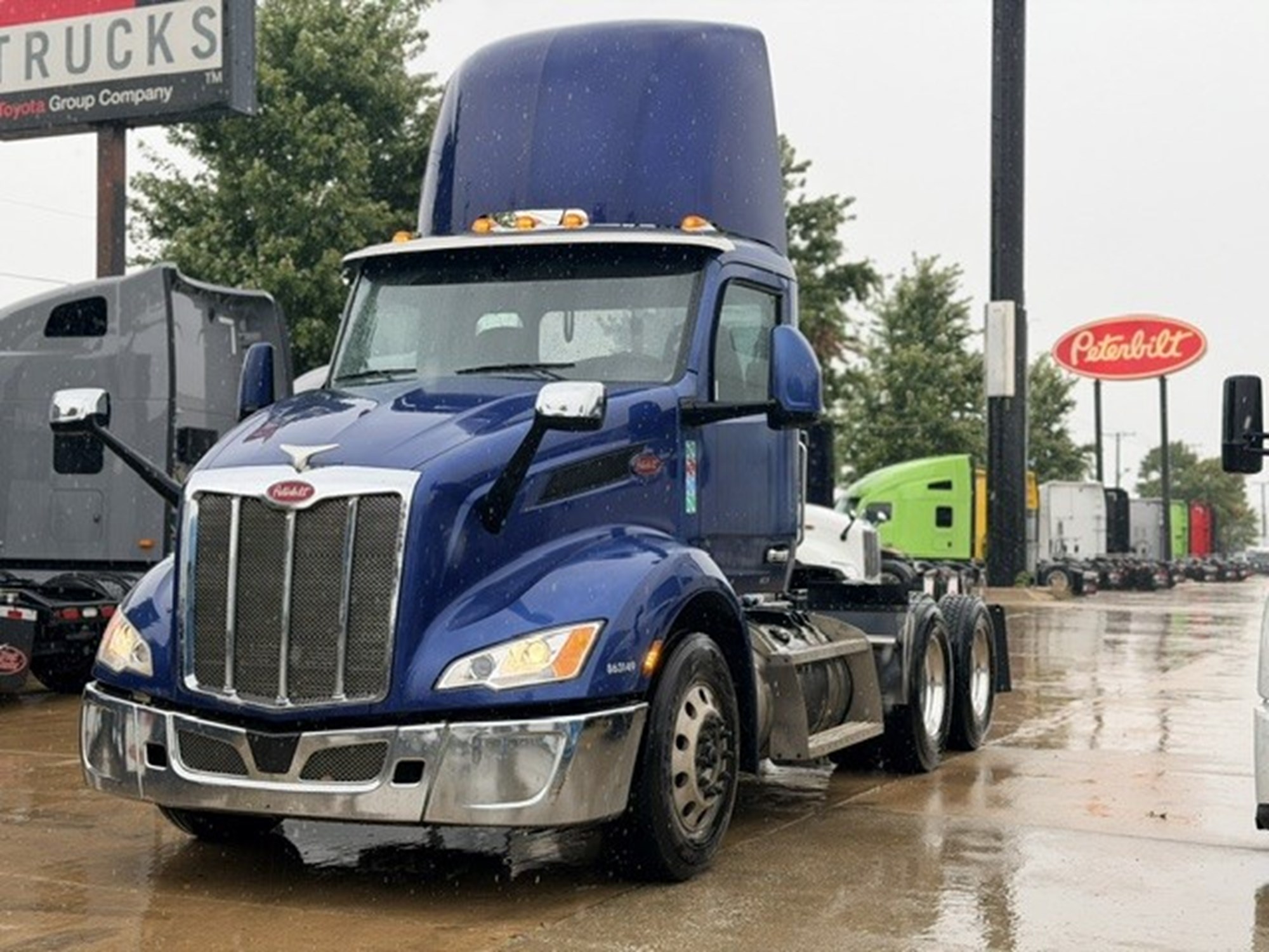 2023 Peterbilt 579 in Bolingbrook — photo 2